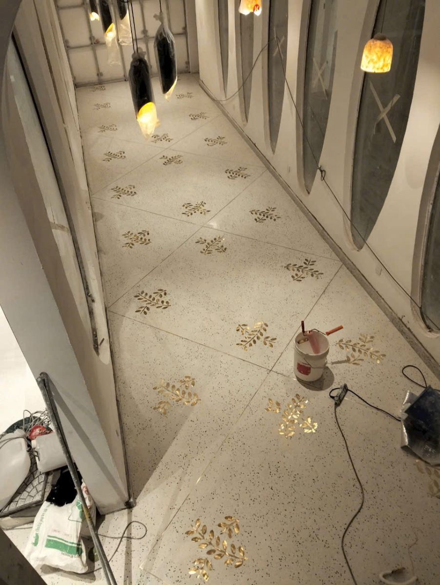Kiểm tra mặt bằng định vị cao độ thi công sàn đá mài terrazzo