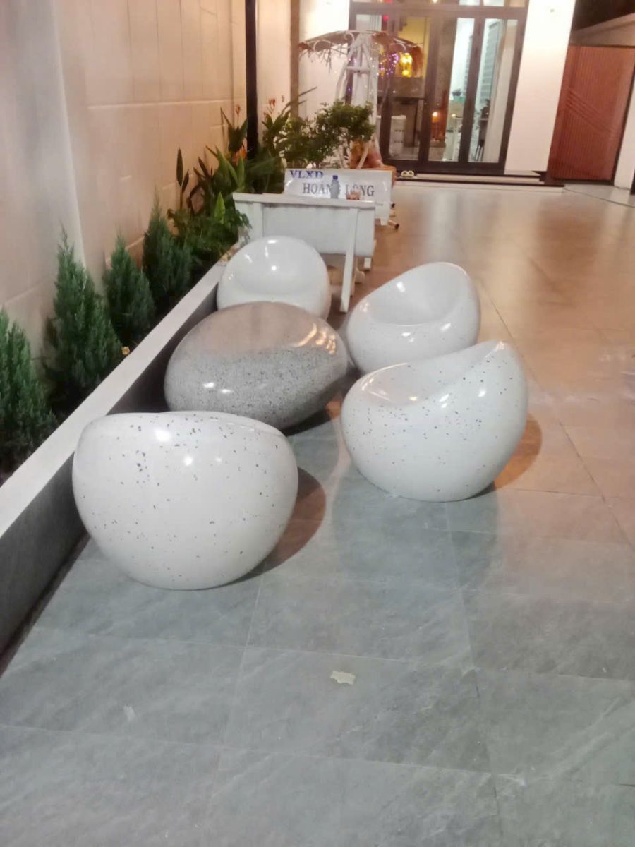 không gian phù hợp bàn ghế bê tông đá mài  